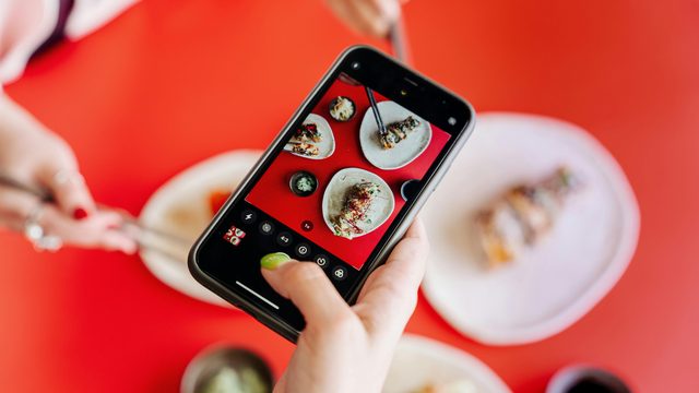 スマホでメニューを選んで注文